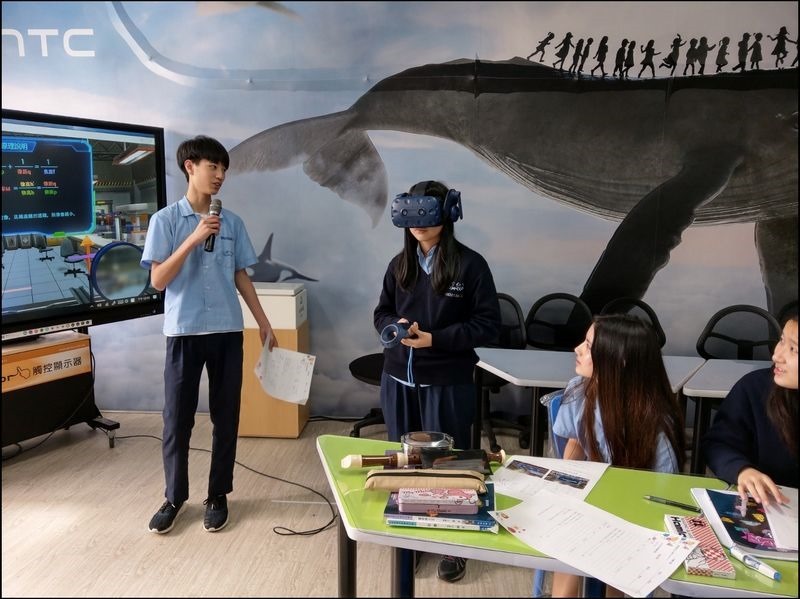 HTC新聞照片九-仁愛國中學生上VR虛擬實境實驗室課程，並於體驗完後進行心得發表