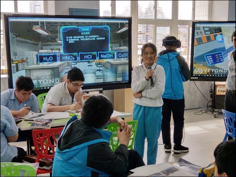HTC新聞照片十-仁愛國中學生上VR虛擬實境實驗課程(化學元素)，並於體驗完後進行心得發表