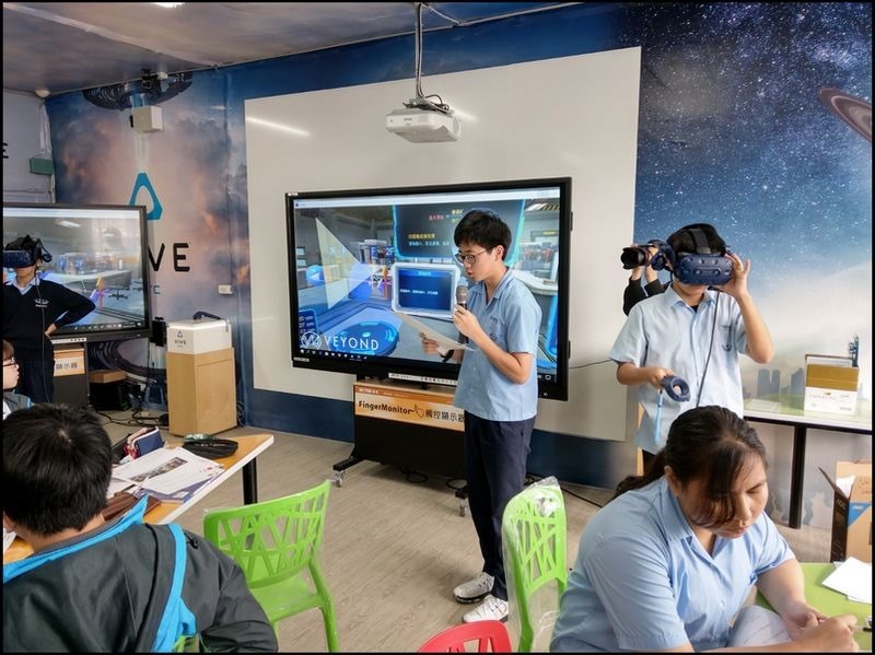 HTC新聞照片十一-仁愛國中學生上VR虛擬實境實驗室課程(凹凸透鏡原理)，並於體驗完後進行心得發表
