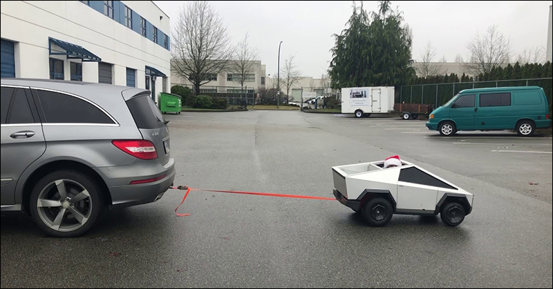 特斯拉 以 Tesla Cybertruck 發表會的意外插曲為靈感,推出被鋼球擊碎玻璃的 T-Shirt - 電腦王阿達 迷你版Tesla Cybertruck