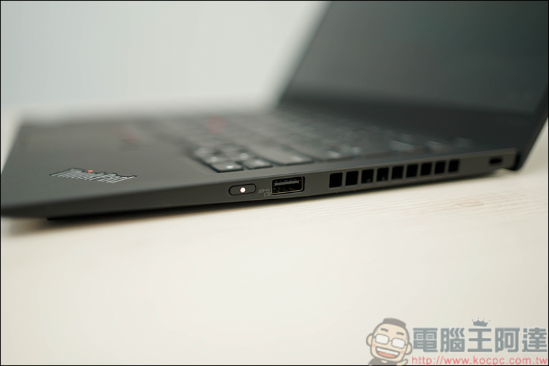 Lenovo ThinkPad X1 Carbon 7th 開箱,只有一公斤出頭的高效能軍規Ultrabook - 電腦王阿達 Lenovo ThinkPad X1 Carbon 7th 開箱,只有一公斤出頭的高效能軍規Ultrabook - 電腦王阿達