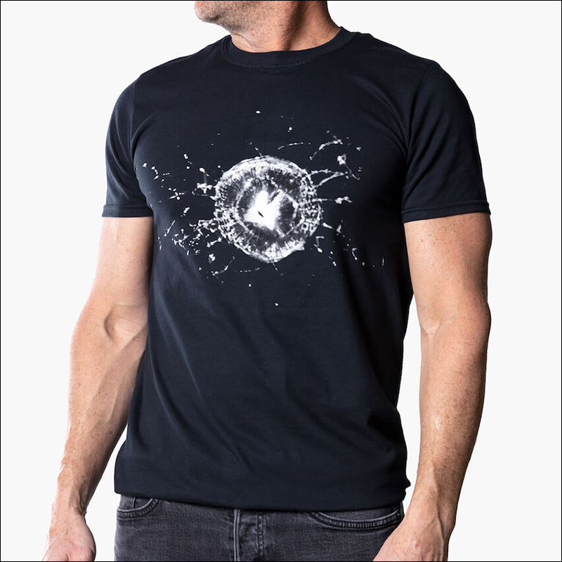 特斯拉 以 Tesla Cybertruck 發表會的意外插曲為靈感，推出被鋼球擊碎玻璃的 T-Shirt - 電腦王阿達