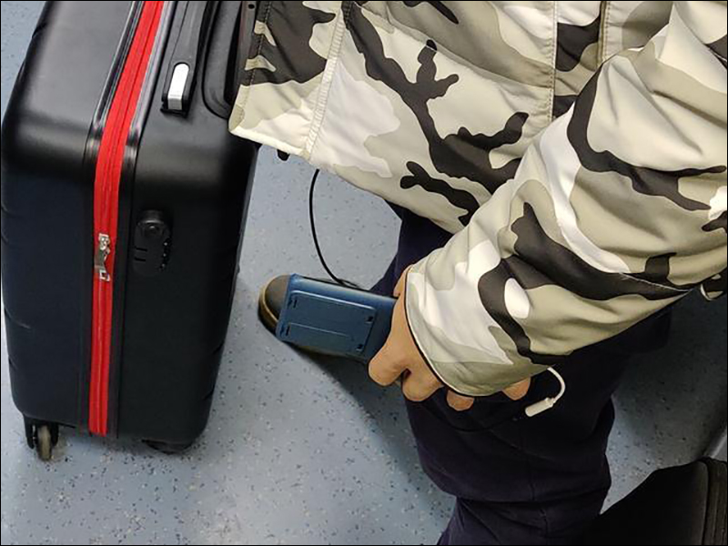 疑似華為 HUAWEI P40 Pro 實機在地鐵車廂被捕獲,配備雙挖孔瀑布全螢幕 - 電腦王阿達 疑似華為 HUAWEI P40 Pro 實機在地鐵車廂被捕獲,配備雙挖孔瀑布全螢幕 - 電腦王阿達