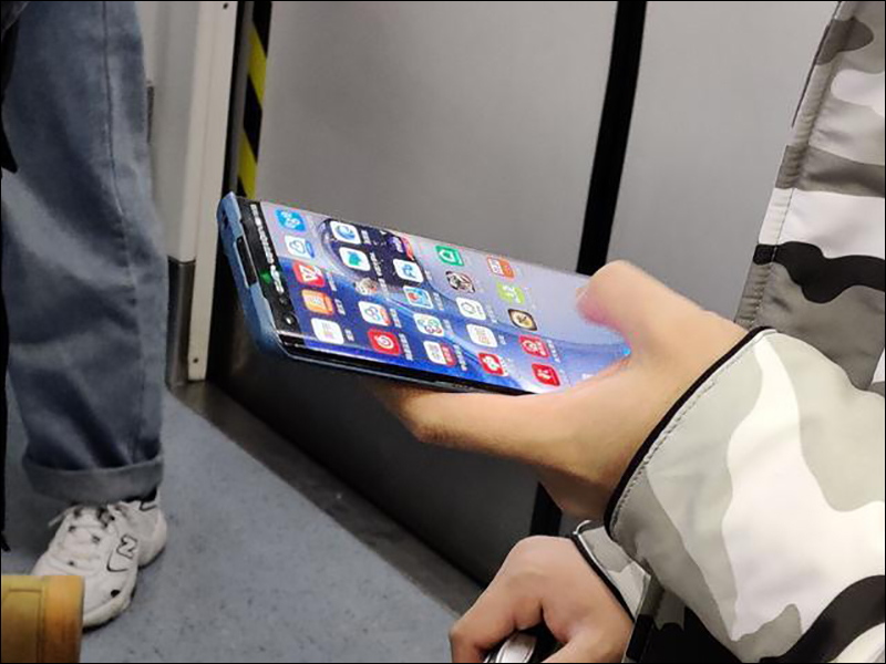 疑似華為 HUAWEI P40 Pro 實機在地鐵車廂被捕獲,配備雙挖孔瀑布全螢幕 - 電腦王阿達 疑似華為 HUAWEI P40 Pro 實機在地鐵車廂被捕獲,配備雙挖孔瀑布全螢幕 - 電腦王阿達