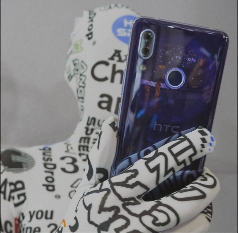 HTC新聞照(ANGUS CHIANG AW20 巴黎時裝周時裝秀與HTC共同合作展現台灣品牌設計實力,模特兒手拿HTC U19e超凡紫展示) HTC新聞照(ANGUS CHIANG AW20 巴黎時裝周時裝秀與HTC共同合作展現台灣品牌設計實力,模特兒手拿HTC U19e超凡紫展示)