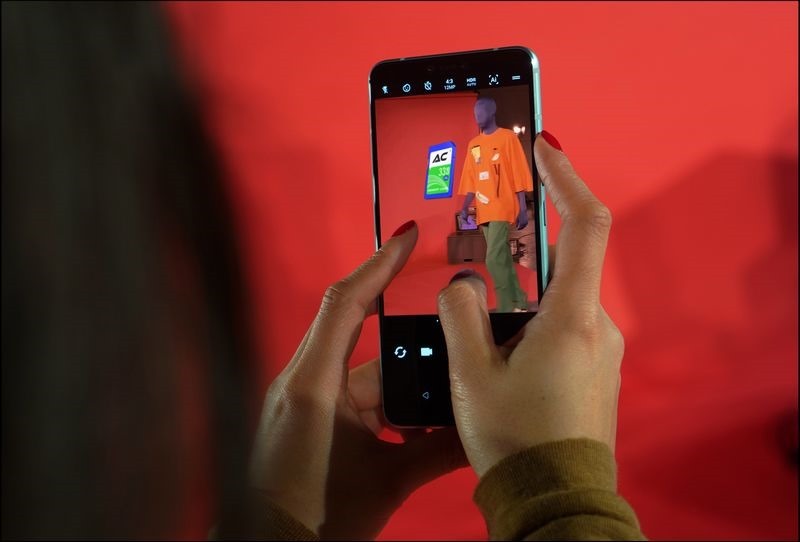 HTC新聞照(巴黎時裝周時裝秀現場，邀請賓客們使用HTC U19e 相機功能與AR擴增實境體驗)