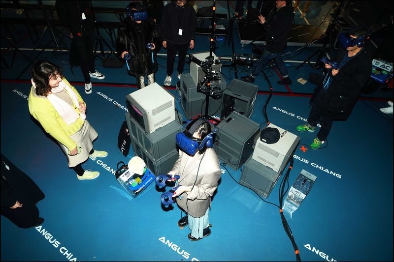 HTC新聞照(ANGUS CHIANG AW20巴黎時裝周時裝秀Post VR show-VR體驗區擺放舊電腦、Cable線呈現一個穿插過去與現在的科技微觀世界)