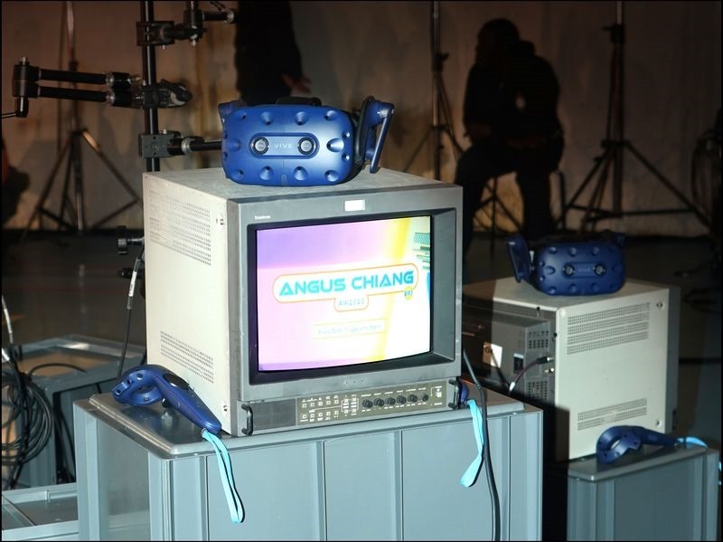 HTC新聞照(VR Installation-ANGUS CHIANG AW20 巴黎時裝周時裝秀現場,與VIVE Arts共同邀請台灣藝術團隊NAXS Corp,合作打造AW20 VR虛擬實境遊戲裝置,作為秀場的一大亮點體驗 HTC新聞照(VR Installation-ANGUS CHIANG AW20 巴黎時裝周時裝秀現場,與VIVE Arts共同邀請台灣藝術團隊NAXS Corp,合作打造AW20 VR虛擬實境遊戲裝置,作為秀場的一大亮點體驗