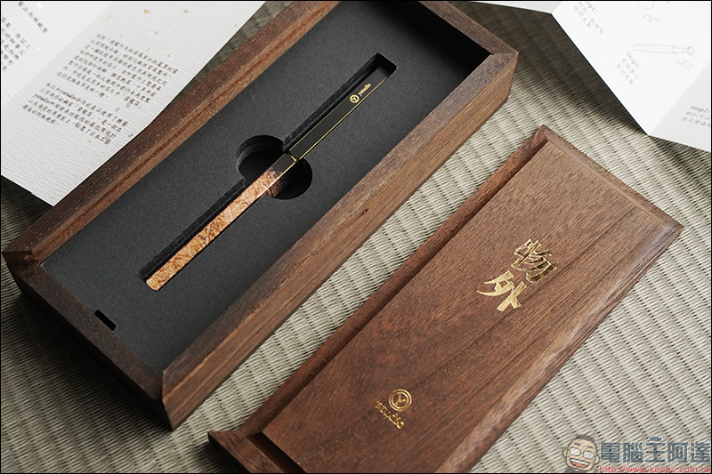 物外雲龍箔鋼珠筆 開箱動手玩:物外設計攜手日本京都百年品牌《楽芸工房》,極致工藝打造稀珍雲龍箔的絢爛紋理 - 電腦王阿達 物外雲龍箔鋼珠筆 開箱動手玩:物外設計攜手日本京都百年品牌《楽芸工房》,極致工藝打造稀珍雲龍箔的絢爛紋理 - 電腦王阿達