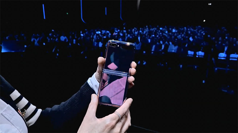 Galaxy Z Flip 半折時的 「Flex Mode」未來其他折疊手機也用得到 - 電腦王阿達