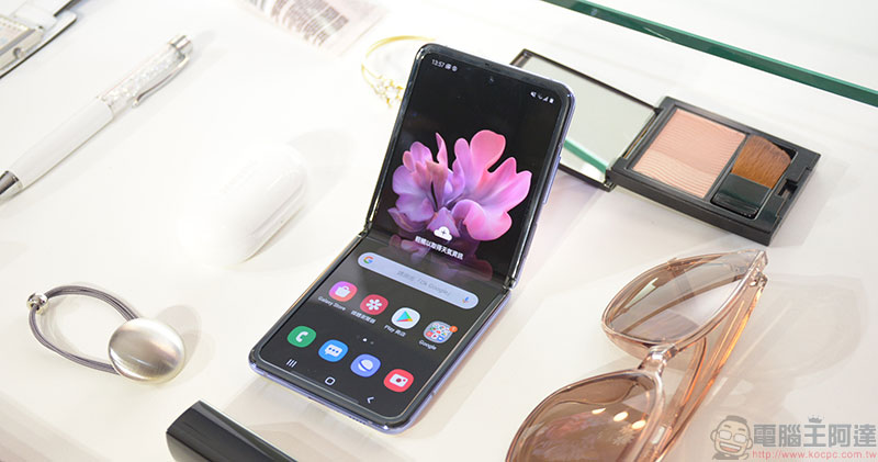 YouTuber 實測 Samsung Galaxy Z Flip 和 Moto RAZR 耐摔測試 - 電腦王阿達 YouTuber 實測 Samsung Galaxy Z Flip 和 Moto RAZR 耐摔測試 - 電腦王阿達