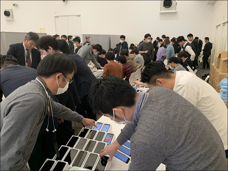日本政府與 LINE 、SoftBank 合作提供發送 2,000 支 iPhone 給鑽石公主號隔離旅客 - 電腦王阿達