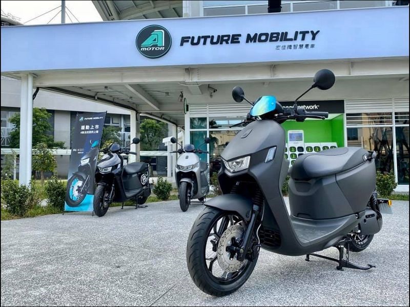 圖五:宏佳騰智慧門市提供貼心、迅速的專屬服務著稱,提供車主維修、換電、保養的一站式服務。 圖五:宏佳騰智慧門市提供貼心、迅速的專屬服務著稱,提供車主維修、換電、保養的一站式服務。