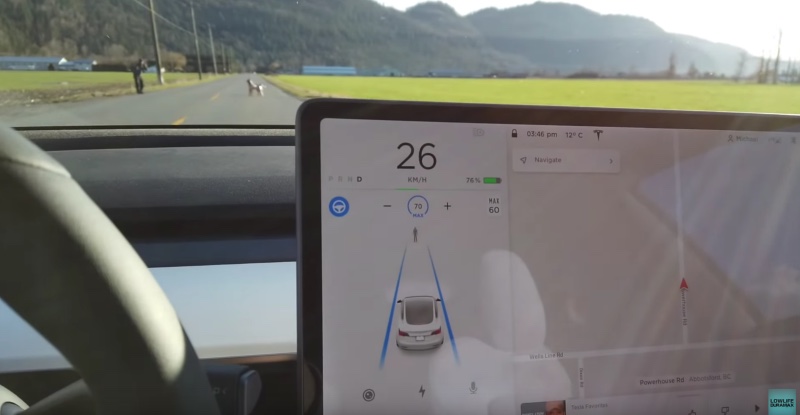 特斯拉 Model 3 自動輔助駕駛模式實測,人突然出現、狗狗、三角錐放在前方會撞到嗎? - 電腦王阿達 特斯拉 Model 3 自動輔助駕駛模式實測,人突然出現、狗狗、三角錐放在前方會撞到嗎? - 電腦王阿達