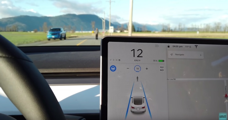 特斯拉 Model 3 自動輔助駕駛模式實測,人突然出現、狗狗、三角錐放在前方會撞到嗎? - 電腦王阿達 特斯拉 Model 3 自動輔助駕駛模式實測,人突然出現、狗狗、三角錐放在前方會撞到嗎? - 電腦王阿達