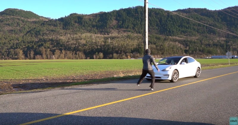 特斯拉 Model 3 自動輔助駕駛模式實測,人突然出現、狗狗、三角錐放在前方會撞到嗎? - 電腦王阿達 特斯拉 Model 3 自動輔助駕駛模式實測,人突然出現、狗狗、三角錐放在前方會撞到嗎? - 電腦王阿達