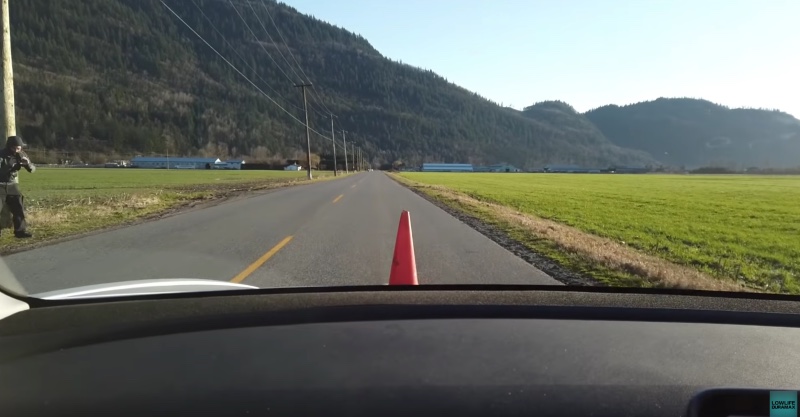 特斯拉 Model 3 自動輔助駕駛模式實測,人突然出現、狗狗、三角錐放在前方會撞到嗎? - 電腦王阿達 特斯拉 Model 3 自動輔助駕駛模式實測,人突然出現、狗狗、三角錐放在前方會撞到嗎? - 電腦王阿達