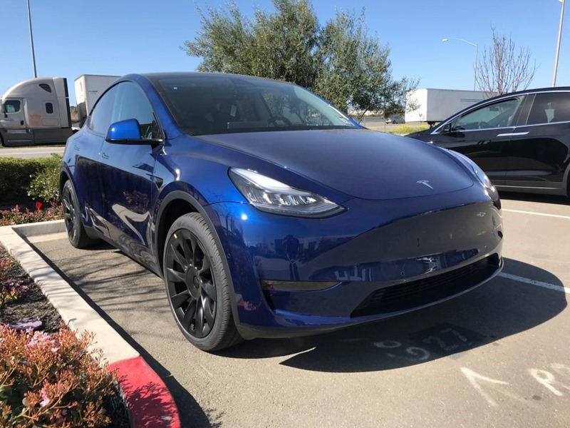 妹子跳上 Model Y 車頭合照造成車損,車主貼網斥責「哨兵」應該要更有用處 - 電腦王阿達 妹子跳上 Model Y 車頭合照造成車損,車主貼網斥責「哨兵」應該要更有用處 - 電腦王阿達
