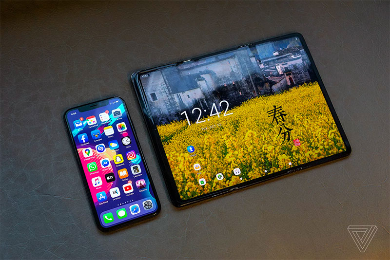 TCL 發表三摺式智慧型手機，完全展開比 iPad 還大 - 電腦王阿達