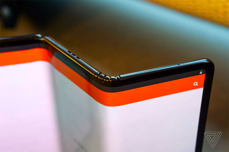 TCL 發表三摺式智慧型手機，完全展開比 iPad 還大 - 電腦王阿達