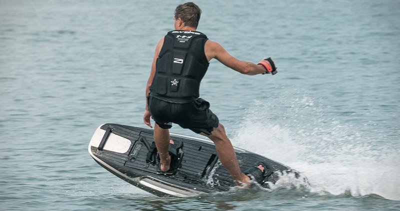 AWAKE RAVIK S 電動衝浪板 讓你在水上飆出 56kph 高速 - 電腦王阿達