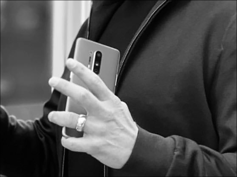 網路流傳小勞勃道尼手持疑似 OnePlus 8 Pro 新機的照片，但這是真的嗎？（同場加映：近期關於 OnePlus 新機消息） - 電腦王阿達