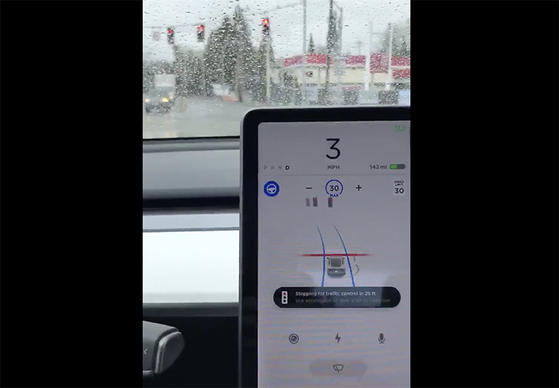 Tesla「紅燈自動煞停」