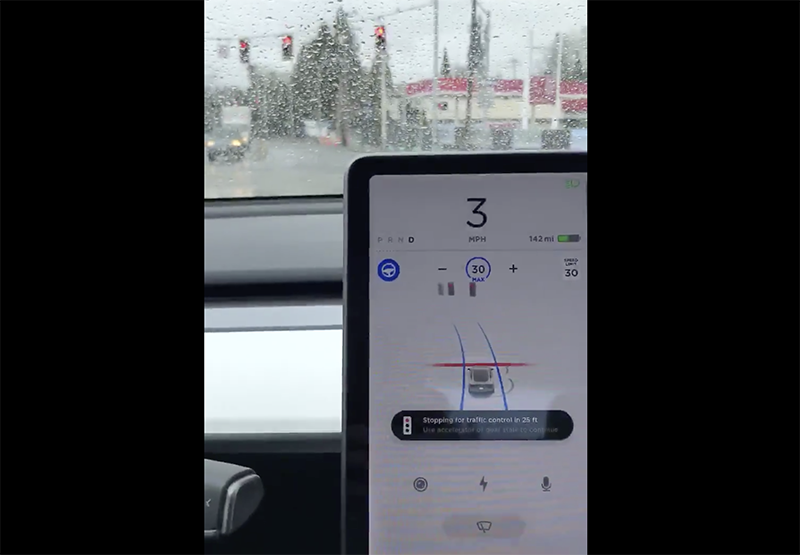 Tesla「紅燈自動煞停」 Tesla「紅燈自動煞停」