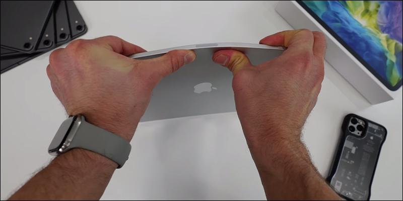 iPad Pro 2020 國外YouTuber 實測,鋁金屬材質機身相當容易彎曲 - 電腦王阿達 iPad Pro 2020 國外YouTuber 實測,鋁金屬材質機身相當容易彎曲 - 電腦王阿達