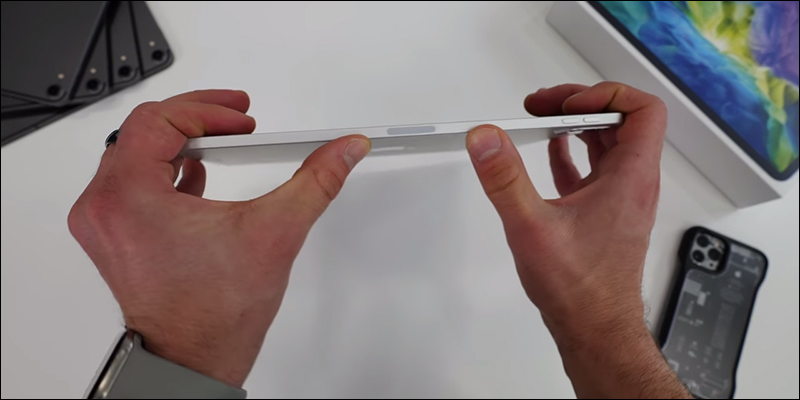 iPad Pro 2020 國外YouTuber 實測，鋁金屬材質機身相當容易彎曲 - 電腦王阿達
