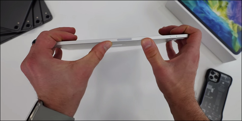 iPad Pro 2020 國外YouTuber 實測,鋁金屬材質機身相當容易彎曲 - 電腦王阿達 iPad Pro 2020 國外YouTuber 實測,鋁金屬材質機身相當容易彎曲 - 電腦王阿達
