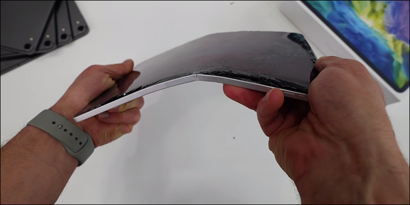 iPad Pro 2020 國外YouTuber 實測，鋁金屬材質機身相當容易彎曲 - 電腦王阿達