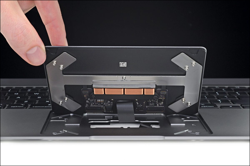 iFixit 拆解 MacBook Air 2020,搭載全新巧控鍵盤可修復性評分 4 分(較上代機型提升 1 分) - 電腦王阿達 iFixit 拆解 MacBook Air 2020,搭載全新巧控鍵盤可修復性評分 4 分(較上代機型提升 1 分) - 電腦王阿達