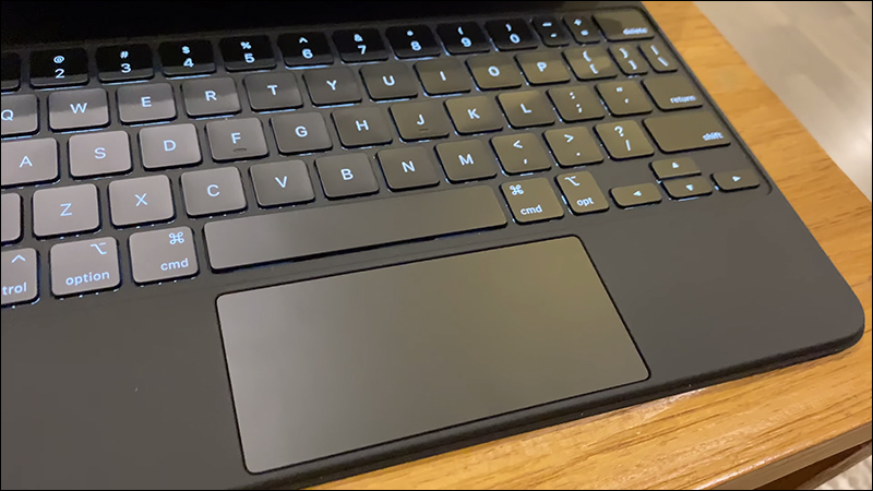 外國 YouTuber 簡易開箱 iPad Pro 巧控鍵盤,12.9 吋 iPad Pro 組合比 MacBook Air 還重 - 電腦王阿達 外國 YouTuber 簡易開箱 iPad Pro 巧控鍵盤,12.9 吋 iPad Pro 組合比 MacBook Air 還重 - 電腦王阿達