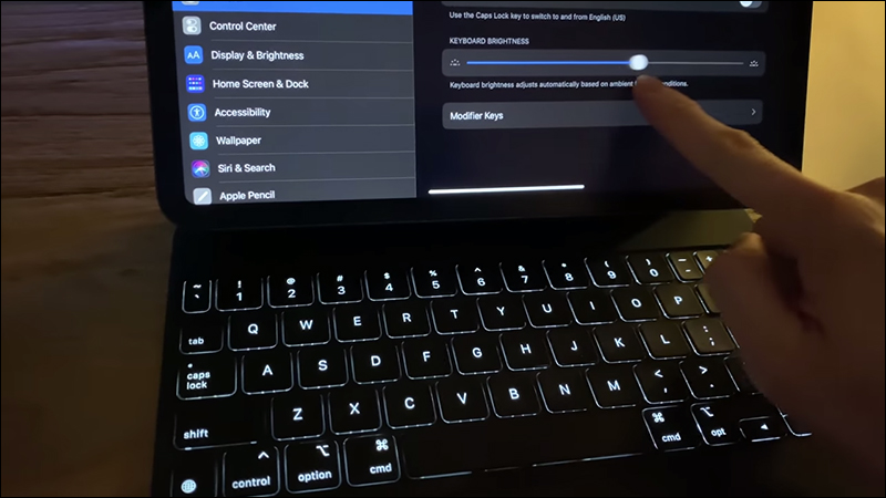 外國 YouTuber 簡易開箱 iPad Pro 巧控鍵盤，12.9 吋 iPad Pro 組合比 MacBook Air 還重 - 電腦王阿達