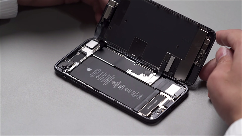 iPhone SE （第 2 代）實機拆解影片，意外發現大多數零件與 iPhone 8 都能互相通用 - 電腦王阿達