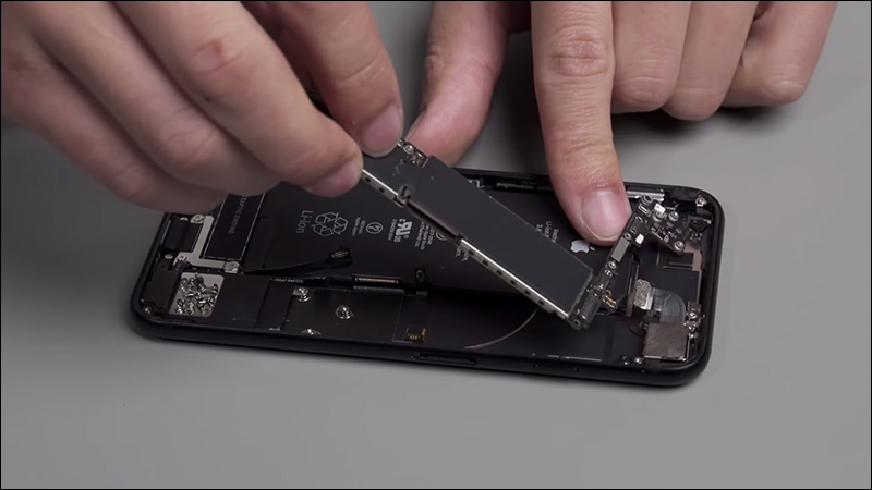 iPhone SE (第 2 代)實機拆解影片,意外發現大多數零件與 iPhone 8 都能互相通用 - 電腦王阿達 iPhone SE (第 2 代)實機拆解影片,意外發現大多數零件與 iPhone 8 都能互相通用 - 電腦王阿達