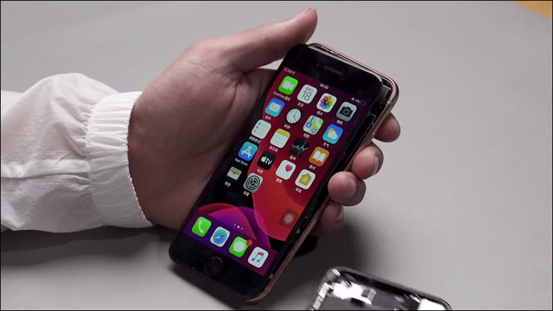 iPhone SE (第 2 代)實機拆解影片,意外發現大多數零件與 iPhone 8 都能互相通用 - 電腦王阿達 iPhone SE (第 2 代)實機拆解影片,意外發現大多數零件與 iPhone 8 都能互相通用 - 電腦王阿達