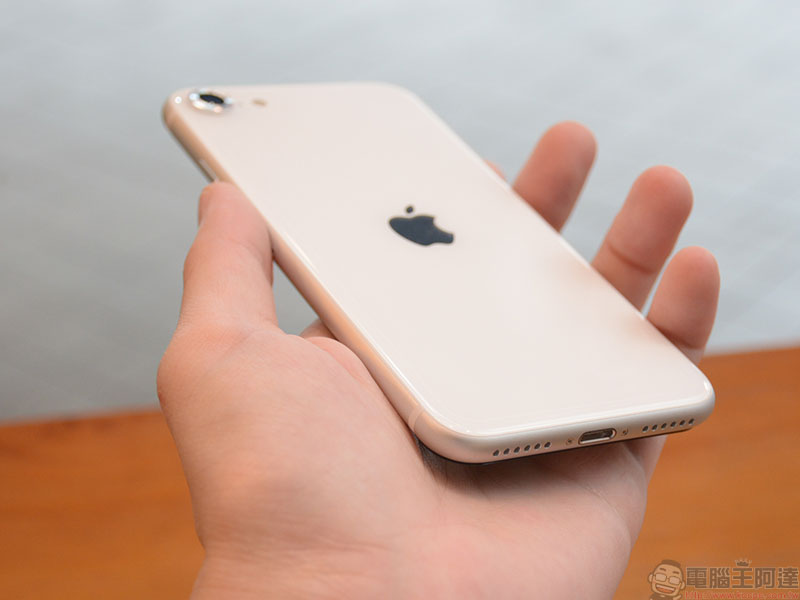iPhone SE 的防護罩,imos 熱彎/點膠 3D 滿版康寧玻璃保貼+超潑水保貼+藍寶石鏡頭保護鏡體驗 - 電腦王阿達 iPhone SE 的防護罩,imos 熱彎/點膠 3D 滿版康寧玻璃保貼+超潑水保貼+藍寶石鏡頭保護鏡體驗 - 電腦王阿達