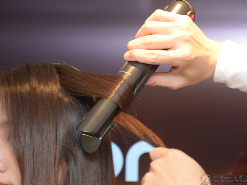 Dyson Corrale 直髮造型器登台，包覆式彈性面板讓髮絲更水潤有光澤 - 電腦王阿達
