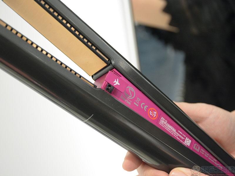 Dyson Corrale 直髮造型器登台，包覆式彈性面板讓髮絲更水潤有光澤 - 電腦王阿達