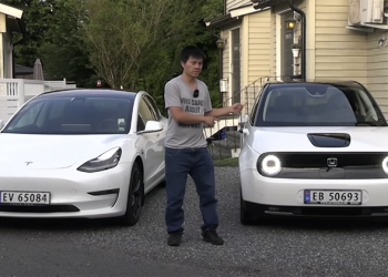 電車友好！有人用 Honda E 幫 Model 3 充電了（真的可以，但…）
