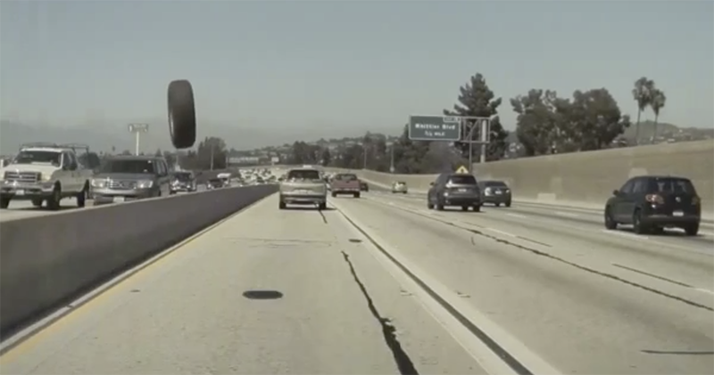 Tesla Model 3 遇到飛來「輪胎」