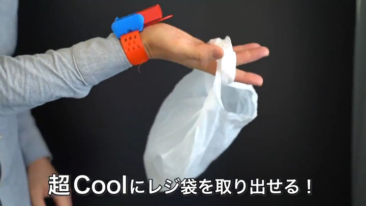 為了更方便帶購物袋，日本網友自製塑膠袋彈出手錶，做蜘蛛人動作就會噴出 - 電腦王阿達