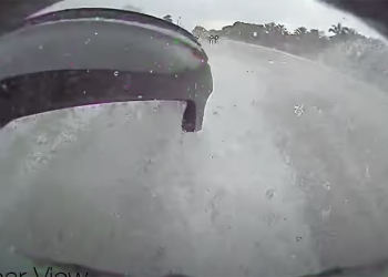 下雨天 + 大坑洞，Tesla Model 3 的保險桿又再次噴出了！