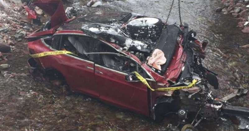 Tesla 摔落 20 英尺溪谷的嚴重車禍