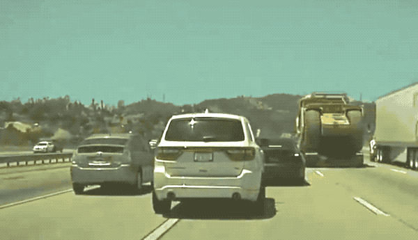 特斯拉 Autopilot 大冒險之 聰明減速避開逼近的大拖車 ,可惜依然噴裝了... - 電腦王阿達 特斯拉 Autopilot 大冒險之 聰明減速避開逼近的大拖車 ,可惜依然噴裝了... - 電腦王阿達