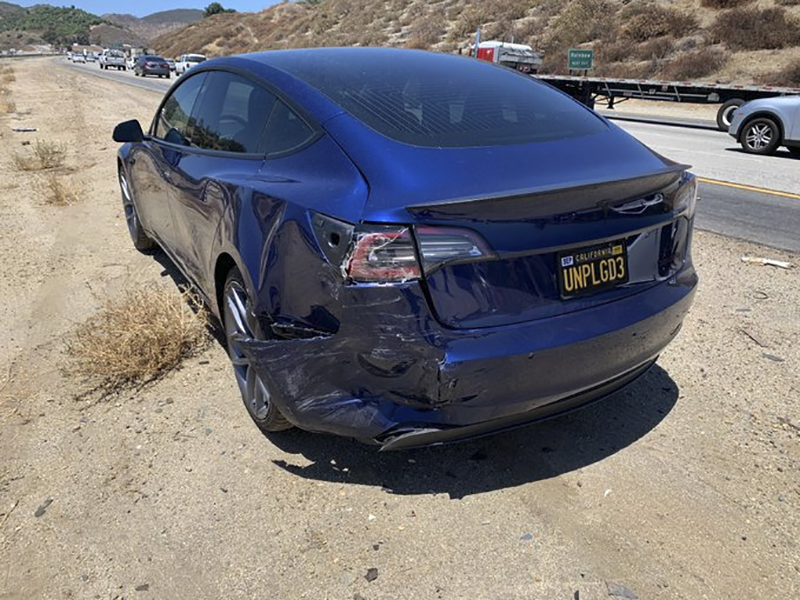 特斯拉 Autopilot 大冒險之 聰明減速避開逼近的大拖車 ,可惜依然噴裝了... - 電腦王阿達 特斯拉 Autopilot 大冒險之 聰明減速避開逼近的大拖車 ,可惜依然噴裝了... - 電腦王阿達