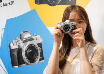 Olympus E-M10 Mark IV 帶著下翻自拍螢幕來了