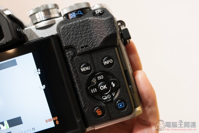 Olympus E-M10 Mark IV 帶著下翻自拍螢幕來了 - 電腦王阿達 Olympus E-M10 Mark IV 帶著下翻自拍螢幕來了 - 電腦王阿達